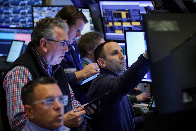 미국 뉴욕증권거래소(NYSE)에서 트레이더가 장중 거래를 하고 있다. 〈로이터 연합뉴스〉