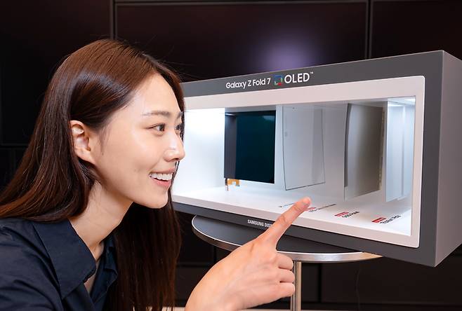 삼성디스플레이 신제품 폴더블 패널 구조. 〈사진 삼성디스플레이 제공〉