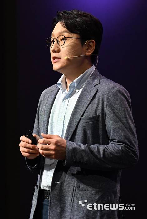 LG AI연구원이 개발한 인공지능(AI)모델과 서비스까지 진화하는 엑사원 생태계를 공개하는 'LG AI토크 콘서트 2025'가 22일 서울 강서구 LG사이언스파크에서 열렸다. 임우형 LG AI연구원 공동연구원장이 향후 계획을 발표하고 있다.  이동근기자 foto@etnews.com