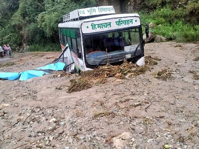 히마찰프라데시에서 폭우로 인해 침수된 버스 (출처: 히마찰 프라데시 주 장관의 X 계정)