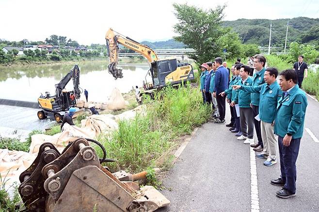 지난 21일 울산시 상수도본부가 파손된 송수관로를 찾은 뒤 교체를 위해 물막이 작업을 벌이고 있다.  울주군의원들이 현장을 찾아 작업을 지켜보고 있다. 울주군의회 제공