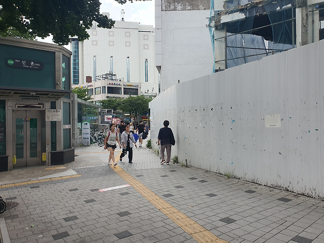 지난 15일 서울지하철 2호선 신촌역 입구 인근에 설치된 공사 가림막에 광고 전단지의 흔적만 남아있다. 사진=최승한 기자