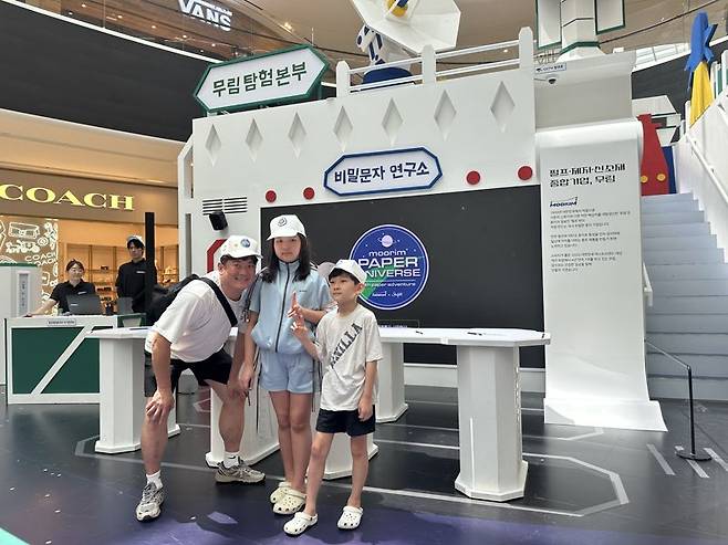 22일 스타필드 고양점에서 열린 '무림 페이퍼어드벤처'를 찾은 관람객들이 포즈를 취하고 있다. 사진=서지윤 기자