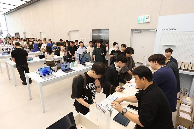 ‘갤럭시 Z 폴드7·Z 플립7' 사전 개통을 위해 삼성 강남을 방문한 고객 대기 행렬 삼성전자 제공