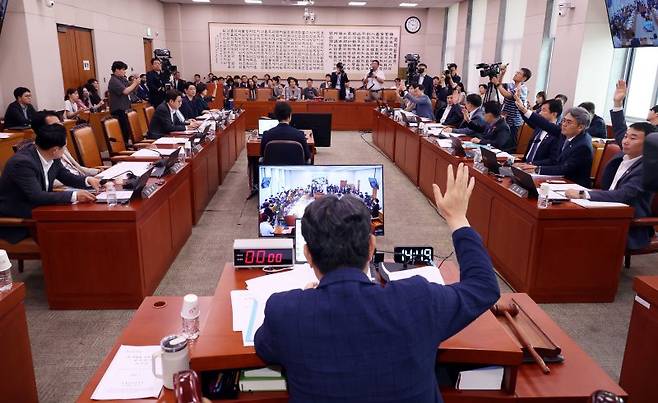 이춘석 법사위원장이 22일 오후 서울 여의도 국회 법제사법위원회 전체회의에서 열린 'AI 디지털 교과서의 법적 지위를 교육자료로 바꾸는 초·중등교육법 일부개정법률안'에 대해 거수 투표를 진행하고 있다. 뉴시스