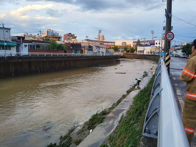 18일 경찰과 소방대원이 광주광역시 북구 신안동 광주천에서 실종자를 찾고 있다. 광주소방안전본부 제공