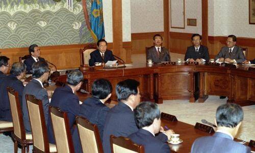 1993년 8월12일 청와대에서 열린 금융실명제 관련 긴급 임시 국무회의 장면. 문화체육관광부 e영상역사관 홈페이지