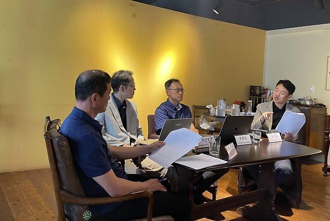 지난 21일 오후 서울 서대문구 연희동 ‘공간리영희’에서 리영희재단, 평화네트워크, 한겨레평화연구소 주최로 열린 ‘북미정상회담:분석과 전망, 그리고 과제’ 토론회에서 정욱식 평화네트워크 대표 겸 한겨레평화연구소장(사회·왼쪽부터), 이인엽 미국 테네시테크대 정치학과 교수, 구양모 미국 노르위치대 정치학과 교수, 한기호 아주대 아주통일연구소 교수(연구실장)가 토론하고 있다. 권혁철 기자 nura@hani.co.kr