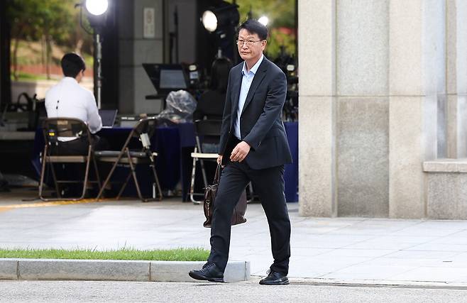 이영팔 소방청 차장이 22일 서울 서초구 서울고등법원에 마련된 내란 특검 사무실로 향하고 있다. 연합뉴스