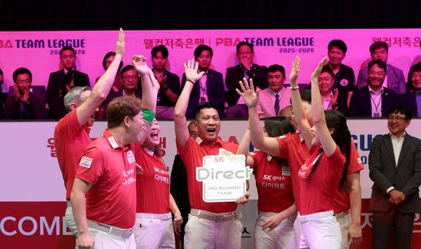 지난 시즌 챔피언 SK렌터카 선수들이 22일 팀리그 개막식 행사에서 결의를 다지고 있다. PBA 제공