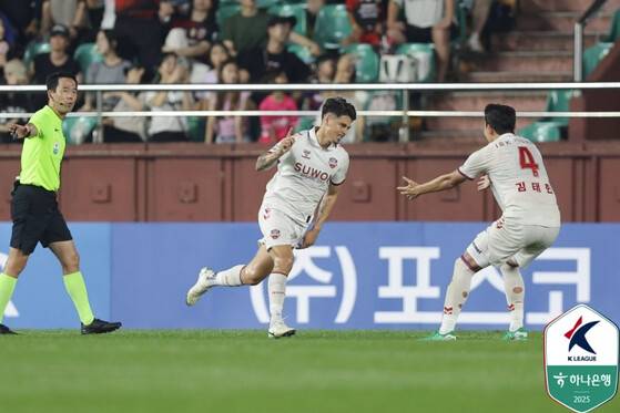 수원 FC 윌리안이 22일 포항과 경기에서 골을 넣은 뒤 기뻐하고 있다. 한국프로축구연맹 제공