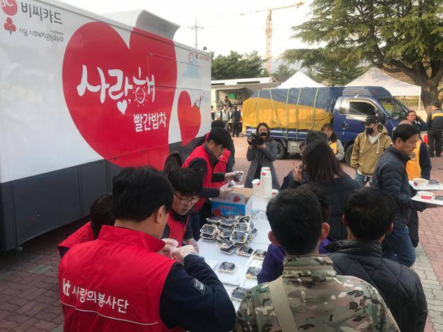올해 12년차를 맞은 BC카드의 '빨간밥차'는 이동식 급식차량으로 사회취약계층 결식 문제 해결과 국가 재난재해 발생 시 지원을 위해 투입된다. BC카드 제공