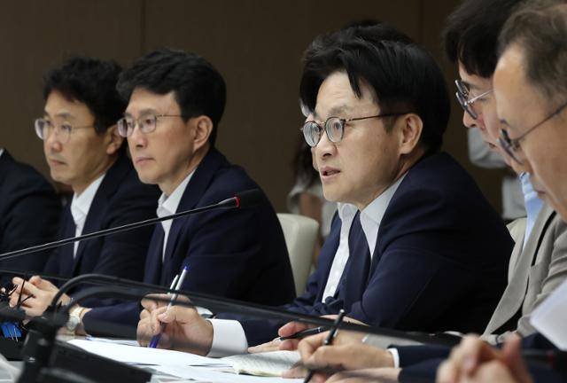 김정관 신임 산업통상자원부 장관이 21일 서울 중구 대한상공회의소 EC룸에서 주요 경제단체 및 업계 관계자들과 대미 통상 긴급점검회의를 하고 있다. 뉴스1