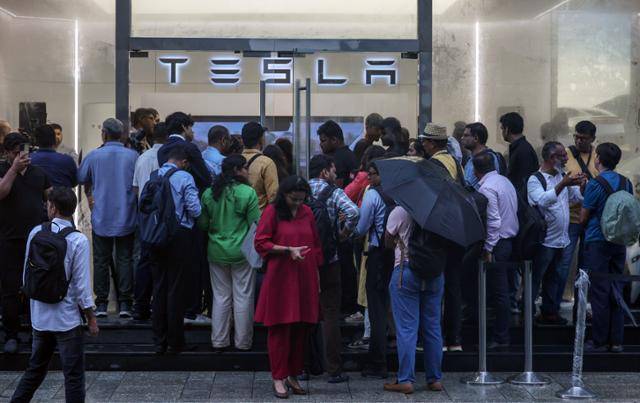 15일 인도 뭄바이에 새로 문을 연 테슬라 전시장 앞에 사람들이 모여 있다. 뭄바이=EPA 연합뉴스
