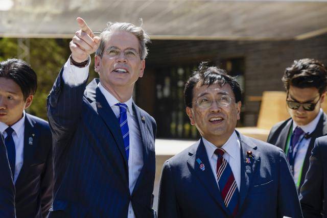스콧 베선트(앞줄 왼쪽) 미국 재무장관과 일본 측 관세 담당 각료인 아카자와 료세이(앞줄 오른쪽) 일본 경제재생장관이 19일 일본 서부 오사카에서 ‘2025 오사카·간사이 만국박람회’(오사카 엑스포)를 함께 참관하고 있다. 오사카=AP 연합뉴스