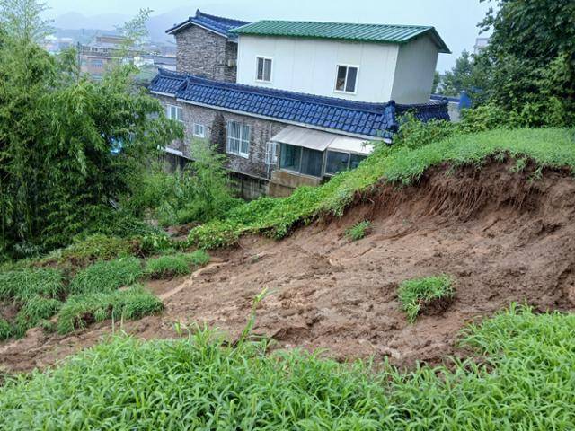 경남 함안군 말이산 고분군 지정 구역 내에 흙더미가 쓸려 내려가 있다. 국가유산청 제공