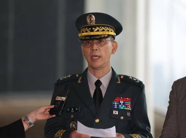 김용대 드론작전사령관이 17일 서울 서초구 서울고검에 마련된 조은석 내란 특별검사 사무실에 피의자 신분으로 출석해 입장을 밝히고 있다. 뉴시스