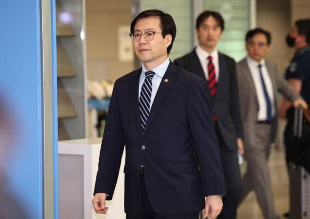 여한구 산업통상자원부 통상교섭본부장이 지난 10일 인천국제공항 제2여객터미널을 통해 미국에서 귀국하고 있다. 뉴스1