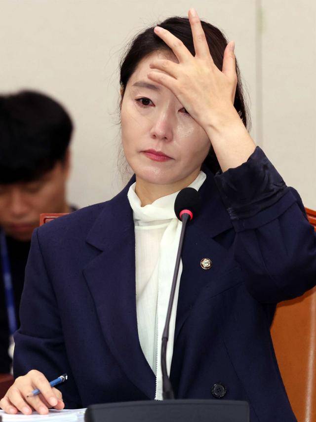 강선우 여성가족부 장관 후보자가 14일 국회에서 열린 여성가족위원회의 인사청문회에서 머리카락을 넘기고 있다. 뉴시스