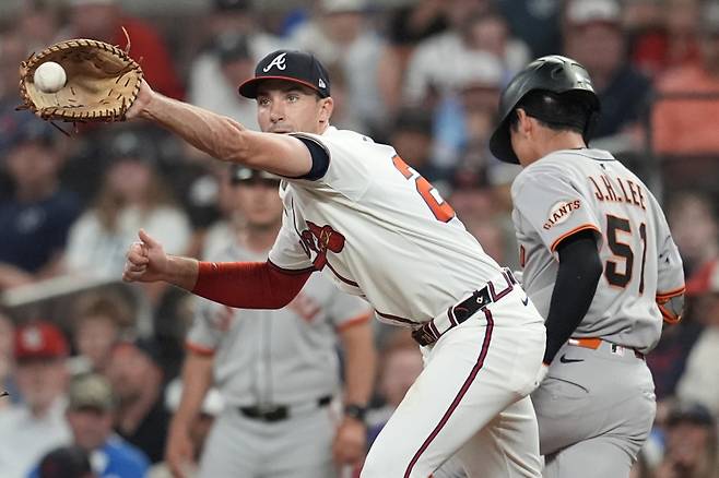<yonhap photo-1845=""> San Francisco Giants' Jung Hoo Lee (51) runs safe to first against Atlanta Braves first baseman Matt Olson (28) in the sixth inning of a baseball game, Monday, July 21, 2025, in Atlanta. (AP Photo/Mike Stewart)/2025-07-22 10:33:59/ <저작권자 ⓒ 1980-2025 ㈜연합뉴스. 무단 전재 재배포 금지, AI 학습 및 활용 금지></yonhap>