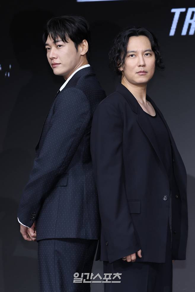 배우 김영광, 김남길이 22일 오전 서울 마포구 호텔 나루 서울 엠갤러리에서 열린 넷플릭스 시리즈 '트리거' 제작발표회에 참석해 포토타임을 갖고 있다. '트리거'는 대한민국에서 출처를 알 수 없는 불법 총기가 배달되고 총기 사건이 끊임없이 발생하는 가운데 각자의 이유로 총을 든 두 남자의 이야기를 그린 총기 액션 재난 스릴러. 오는 25일 공개. 서병수 기자 qudtn@edaily.co.kr /2025.07.22/