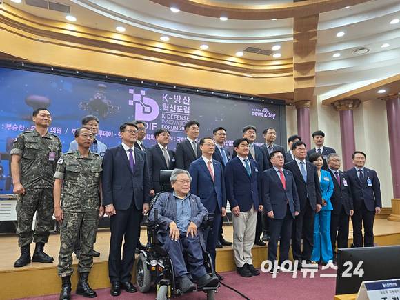 국내 방산업계 관계자들이 21일 서울 여의도 국회 의원회관에서 열린 'AI 시대의 국방획득체계 발전방안 모색' 세미나에 참석하고 있다. [사진=최란 기자]