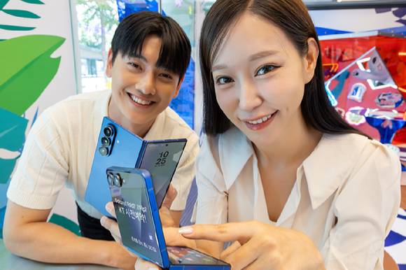 모델들이 KT ‘갤럭시 Z 폴드7·Z 플립7’ 사전 예약을 소개하고 있다.[사진=KT]