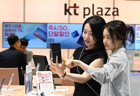 KT는 22일부터 전국 KT 매장과 공식 온라인몰 KT닷컴에서 삼성전자 ‘갤럭시 Z 폴드7·Z 플립7’ 사전개통을 시작한다고 밝혔다. [사진=KT]