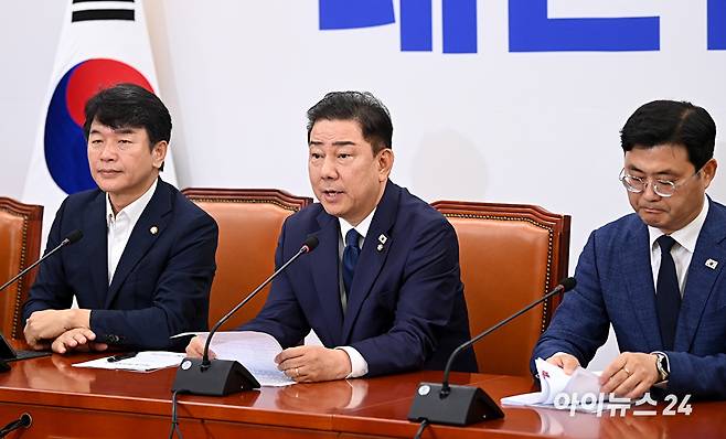 김병기 더불어민주당 대표 직무대행 겸 원내대표가 22일 오전 서울 여의도 국회에서 열린 원내대책회의에 참석해 모두 발언을 하고 있다. [사진=곽영래 기자]