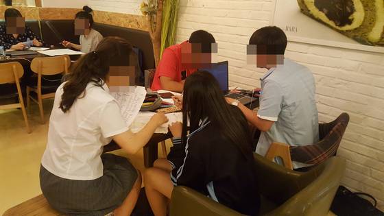 수행평가 조별 과제를 하고 있는 학생들. 중앙DB.