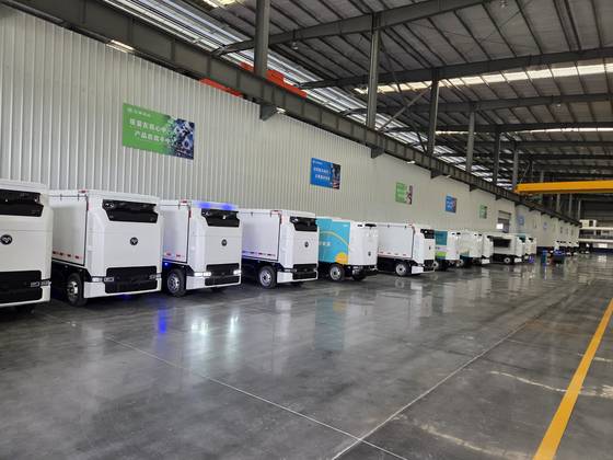 우한시에 있는 자율주행 차량 생산 회사 지징의 생산시설 내부의 모습. 출고를 앞둔 무인 배송차들이 줄지어 늘어서 있다. 이 회사는 무인 배송차 뿐 아니라 냉동·청소·살수차 등의 특수목적 차량을 생산한다. 윤정민 기자