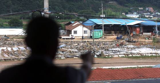 21일 오전 경남 산청군 신안면에서 한 농민이 최근 내린 폭우로 파손된 마을 딸기 재배 비닐하우스를 바라보고 있다.연합뉴스