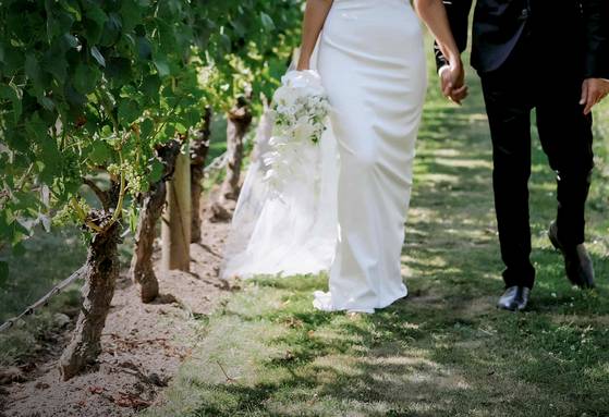 결혼식 웨딩 촬영을 하고 있는 한 커플. [AFP=연합뉴스]
