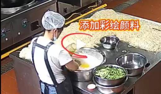 ‘집단 납중독’ 사건이 발생한 중국 간쑤성의 유치원 폐쇄회로(CC)TV에 찍힌 급식 조리 장면. 연합뉴스