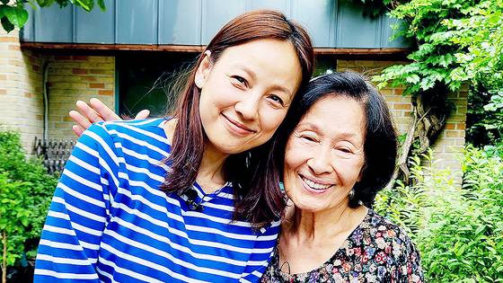 JTBC 다큐 '천국보다 아름다운 혜자의 뜰'에서 만난 이효리와 김혜자. 사진 소속사 제공