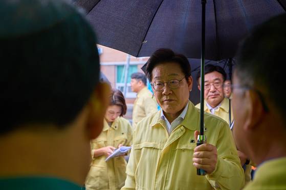 이재명 대통령이 21일 기록적인 폭우가 쏟아진 경남 산청군 산청읍 부리마을에서 피해 상황을 점검하고 있다. 뉴스1