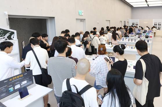 지난 22일 '갤럭시 Z 폴드7·Z 플립7' 사전 개통을 위해 서울 서초구 삼성 강남에 고객들이 대기하고 있다. 뉴스1