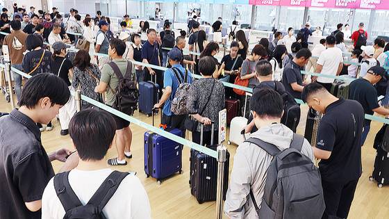 여름 휴가철인 지난 16일 인천 영종도 인천국제공항 1터미널이 탑승객들로 붐비고 있다. 연합뉴스