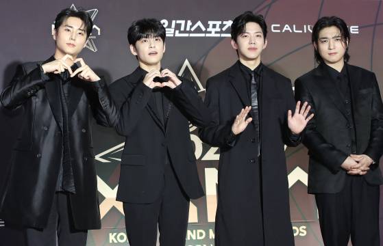 데이식스가 지난해 11월 인천의 한 공연장에서 열린 '제1회 코리아 그랜드 뮤직 어워즈(2024 KGMA)' 레드카펫 행사에 참석해 포즈를 취하고 있다. [뉴스1]