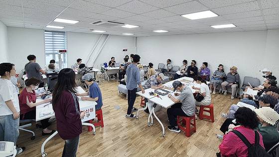 21일 오전 강원 춘천시 퇴계동행정복지센터엔 ‘민생회복 소비쿠폰’을 받기 위한 시민들의 발길이 이어졌다. 박진호 기자