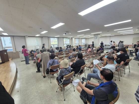 충북 청주시 용암1동 행정복지센터에 주민 30여 명이 모여 소비쿠폰 발급을 기다리고 있는 모습. 최종권 기자