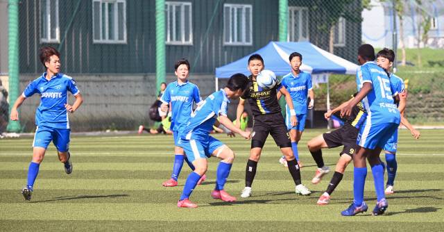 ▲ 이날 열린 경남 김해중과 경기FC 하위나이트U15의 개막경기에서 양팀선수들이 볼을 다투고 있다.  방도겸 기자