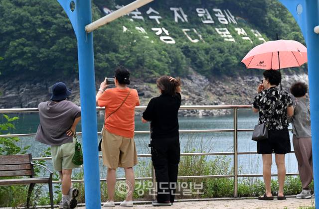▲ 지난 21일 춘천 소양감댐에서 관광객들이 시간을 보내고 있다. 김정호 기자