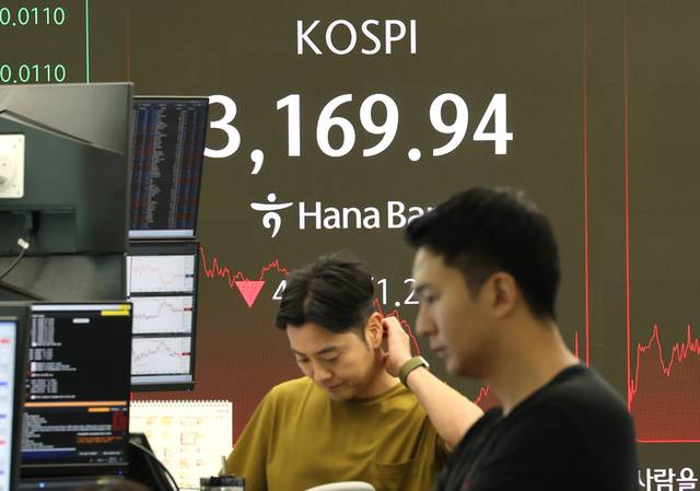 ▲ 코스피가 전 거래일보다 40.87p(1.27%) 내린 3,169.94에 거래를 마감한 22일 서울 중구 하나은행 딜링룸에서 딜러들이 대화하고 있다. 2025.7.22 연합뉴스