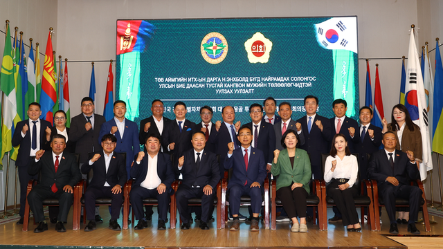 ▲ 강원도의회 국제교류협회 방문단(단장 최재석)은 22일 몽공 튜브도의회를 방문해 엔크벌드(N.Enkhbold) 의장을 예방하고 양 의회 간 우호·협력관계 증진을 도모했다. 도의회 제공