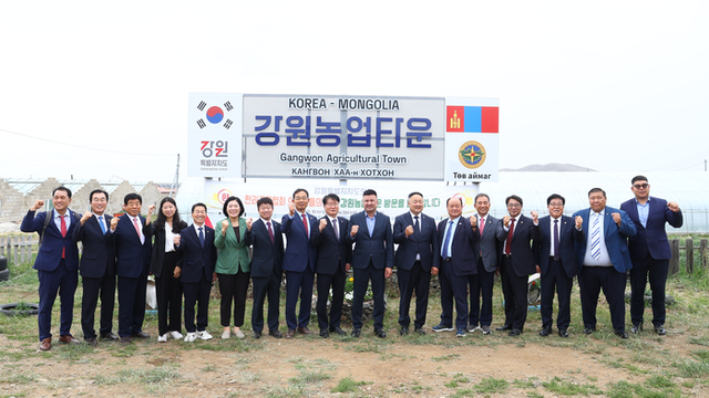 ▲ 강원도의회 국제교류협회 방문단(단장 최재석)은 22일 몽골 튜브도 준모드시에 위치한 강원도 농업타운을 찾아 현판 교체식에 참석하고, 시설을 둘러봤다. 도의회 제공