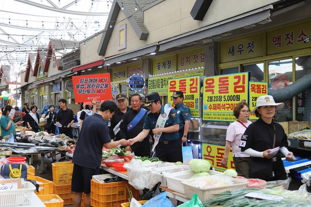 ▲ 춘천경찰서와 춘천시, 춘천시의회는 22일 퇴계동 풍물시장 일대에서 시장 방문객을 대상으로 관계기관 합동 기초질서 캠페인을 실시했다.