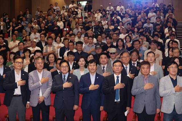 ▲ 22일 서울 여의도 국회 의원회관에서 열린 12.3 내란을 막아낸 시민영웅 기념식에서 우원식 국회의장을 비롯한 참석자들이 국기에 대한 경례를 하고 있다.연합뉴스