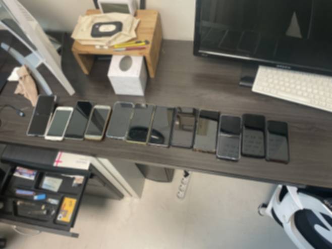경찰이 업체 대표 사무실을 압수수색해 확보한 휴대전화 등 증거품들 (자료 : 부산경찰청)