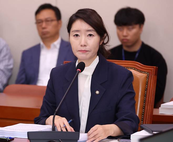 강선우 여성가족부 장관 후보자가 14일 국회에서 열린 인사청문회에서 질의를 듣고 있다. / 사진=강은구 기자